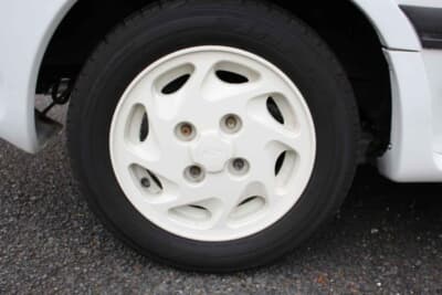 フォード フェスティバ 1.3S ホットエクステリア:フォード車特有デザインの純正アルミ