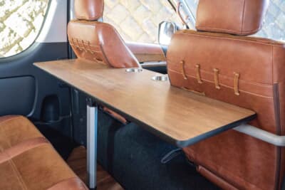 トヨタ ハイエース：セカンドテーブルを展開すれば車内での軽食や休憩時に大活躍してくれる