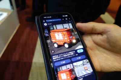 LOMBY製の自動配送ロボット。MITRAの足回りを活用し、セブンイレブン店舗から地域住民への「ラストワンマイル配送」を自動化する。公道での実証実験も実施済みだ
