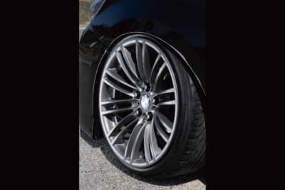 トヨタ ウイッシュ:特注PCDチェンジャーを用いて装着したBMW純正ホイール。フロント18×8.5J・インセット29、リア18×9.5J・インセット23
