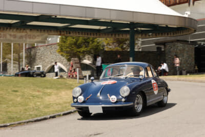 ポルシェ 356B スーパー90:2日目は私有道路を占有したヒルクライム。スタート直後の様子