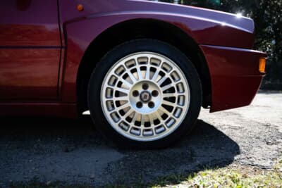 9万4300ユーロ（邦貨換算約1735万円）で落札されたランチア「デルタHFインテグラーレ エヴォルツィオーネII ディーラーコレクション」（C）Bonhams