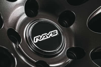 ホムラ2×9R:センターキャップは黒で引き締めた上級感たっぷりのレンズタイプ。エレガントなフォルムを強調できる新色2色との色的親和性も万全