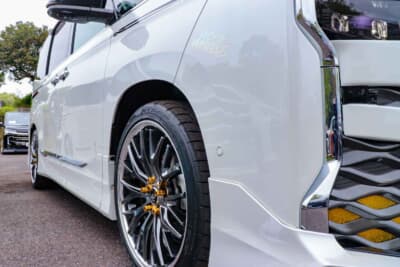 トヨタ ヴォクシー：現在は車高は純正だが、ピッタリとマッチしている。今後、ローダウンする予定だということで、車高を下げた姿が楽しみだ