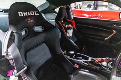 トヨタ 86: 運転席にはサーキット走行でのホールド性を高めるBRIDE製のバケットシートを装備