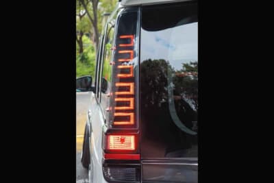 トヨタ ヴォクシー:純正の後期用をベースにしてコの字型のLEDが全点灯するように加工したテールだ