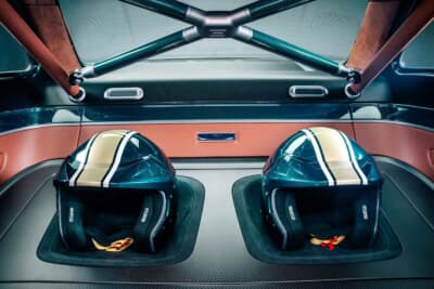 フォード エスコートMk1 RS：ロールケージが組まれた専用スペースにレーシングヘルメットが収まる