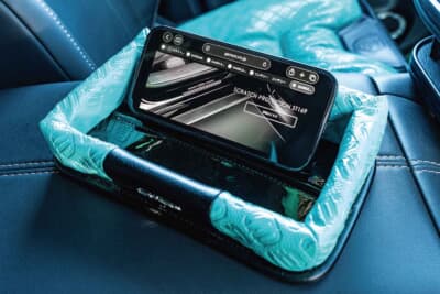中央にはスマホを立てかけられる突起が設けられており実用性も文句なしの仕上がりだ