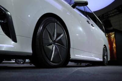 アルファード モデリスタ コンセプト（東京オートサロン2026出展時）：シャープな幾何学造形のアルミ骨格と有機的な樹脂加飾を融合させたコンセプトホイール
