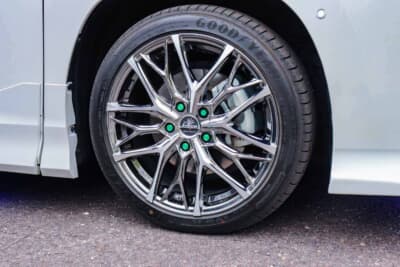 トヨタ ノア：ツインスポークの間にY字のスポークが配置されるなど、複雑な意匠。細部まで細かく作り込まれたデザインが特徴