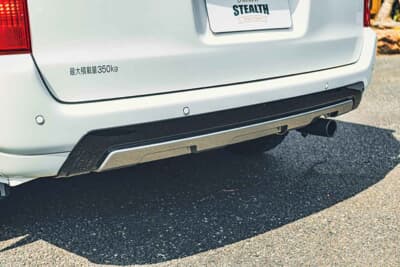 トヨタ プロボックス:リアバンパーに装着するアンダーガードは塗り分けで違う表情を作り出す