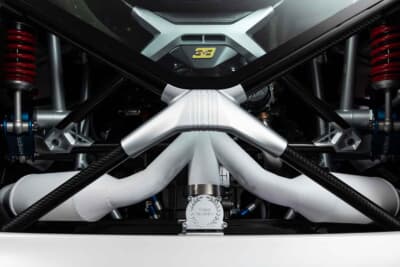 キメラ EVO38:機能美を追求したエンジンルームの精緻なディテールが確認できる