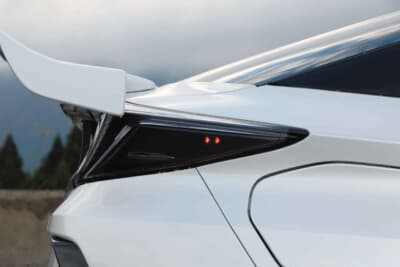 トヨタ プリウスPHV：リアウイングやテールランプなど細部に至るまでこだわりが詰まっている