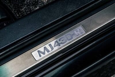 トヨタ クラウンマジェスタ MJ430-R： 専用装備として採用されている、ロゴが光るスカッフルイルミネーション