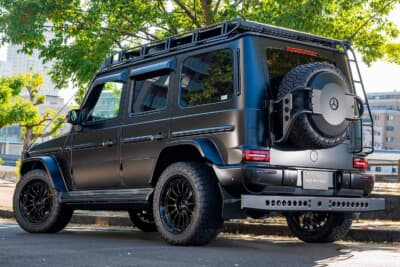 メルセデスAMG G63：スペアタイヤキャリアとリアバンパーステップがオフローダーらしさを強調する