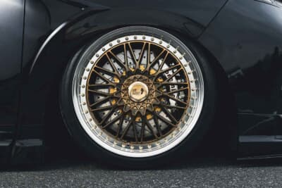 トヨタ アルファード：コルベット純正キャリパーと大径ローターを採用した圧巻のブレーキシステム