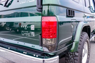 トヨタ ランドクルーザー70：テールランプは旧70ランドクルーザー用を移植している。現行70ランクルはこの場所がボディ同色パネルになっている
