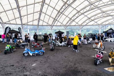 クルマだけでなくカスタムオートバイの姿も