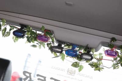 日産 E50型エルグランド：ストロボをリアゲート内側に装着。ナイトシーンでは室内を照らし、ゲートを上げれば路面を照らせる