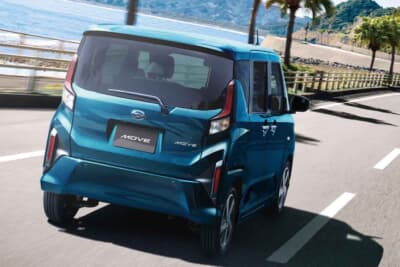 ダイハツ ムーヴ：リアは初代から受け継がれてきた縦型コンビネーションランプを踏襲している