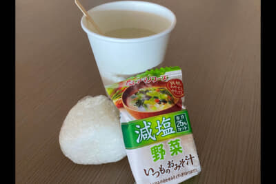 サーキットのメディアセンターのコーヒーメーカーでお湯だけもらい、インスタントお味噌汁とおにぎりでランチ。海苔を自宅に忘れてきました