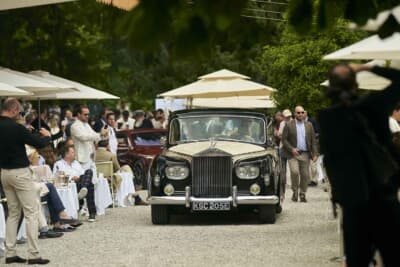 世界各国から訪れた来場者およびメディア関係者は、華やかなオープニング・パレードにも立ち会った