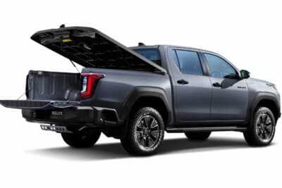 トヨタ新型 ハイラックス:リアのハードトノカバーを開けた状態。ハードタイプだから安心感があり、ダンパーが完備されているから開閉も楽々