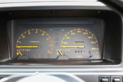 フォード フェスティバ 1.3S ホットエクステリア:回転計は8000rpmまで刻まれる