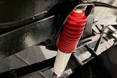 スズキ ジムニー：足回りはプロコンプ製に一新した。プロコンプはアメリカの老舗オフロードパーツブランド。オフロード走行に強い