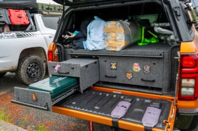 三菱 トライトン：左側の引き出しは2段構造。上側は小物を下側はイワタニのツーバーナーを収納してスッキリと整理整頓されている 