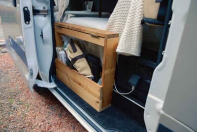 トヨタ タウンエース:スライドドア部分のデッドスペースを活用して前愛車から移植した収納棚