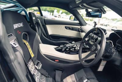 メルセデスAMG GT S：サーキット走行に必要最低限のカスタムが施されたインテリア。ラジアルタイヤを履けば公道走行も可能だ