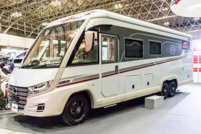 カルタゴ chic e-line I 61 XL LE:既存の車体を使用しないフルコンバージョンモデルならではの、圧倒的な存在感を放つ全長約8.8m・全高約3.1mのスタイリッシュな外観