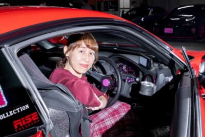 トヨタ 86: 年間3万kmを共に走る愛車の前でポーズをとるKeikoさん。運転しているときに楽しく乗れるバランスの良さがお気に入り