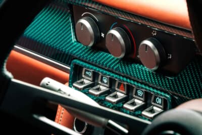 フォード エスコートMk1 RS：カーボンファイバー製パネルに美しく並ぶトグルスイッチ類が目を惹く