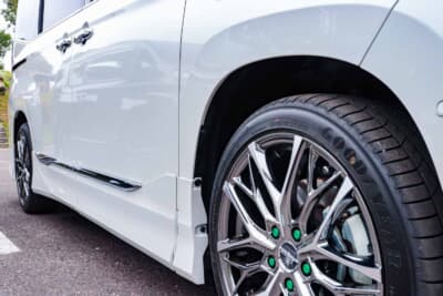 トヨタ ノア：純正車高だけに少しクリアランスは大きめ。もし将来ローダウンすることがあれば、19インチを履いてみたいとか