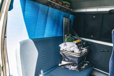 スバル サンバーバン: 広い車内はシートを倒してベッド代わりに。アマゾンで購入した素材で目隠しを施し車中泊仕様にカスタムした