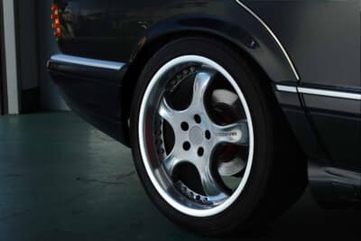 メルセデス・ベンツ560SEL AMG 6.0-4V：クリーマンの19インチホイールが、ストックボディの足もとに絶妙なアクセントを加えている