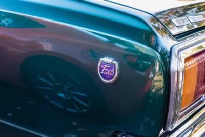 トヨタ クラウンハードトップ：リアフェンダーに輝く紫地のExtエンブレムがスーパーサルーン エクストラであることを示す