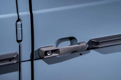 メルセデスAMG G63：握りやすい大ぶりのドアグリップも、W460型を思わせるクラシカルなデザインで統一する