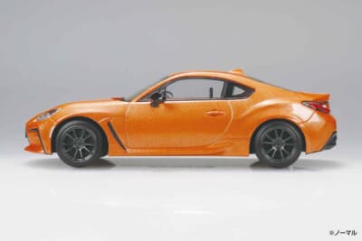 トヨタ GR86：ガンメタのホイールを装着したフレイムオレンジのサイドビュー