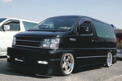 日産 E50型エルグランド：エアロはエクスクルーシブゼウス。アイライン&ボンネットスポイラーはK’sジャパン。エアサスを装着していたが当時はエアロで車高を下げる時代