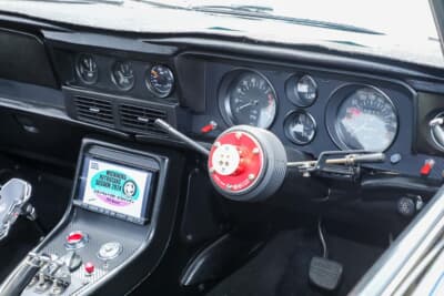 日産 3代目 スカイライン：快適空間を生み出すエアコンやナビゲーションを装備
