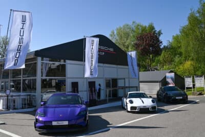 サポートレースのポルシェ・カレラカップのホスピタリティ前には、最新モデルが毎回並びます