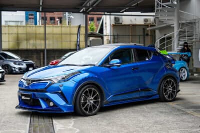 トヨタ C-HR G。川ちゃん。エアロパーツは川ちゃんがコーディネイトしたクール／アーテシャンスピリッツ／クライメイトのミックスブランド。タナベのダウンサスでローダイン化した足もとにはモニター募集に当選したガレルナレフィーノが収まっている。スポーク天面をポリッシュにすることで細く見えることから軽快な足元が強調されている