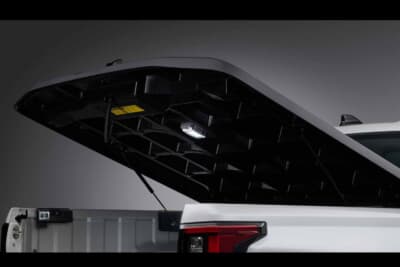 トヨタ新型 ハイラックス:ハードトノカバーの裏側にはライトが備えられ、夜間の荷物の積み下ろしにも役立ってくれる。使い勝手も良好