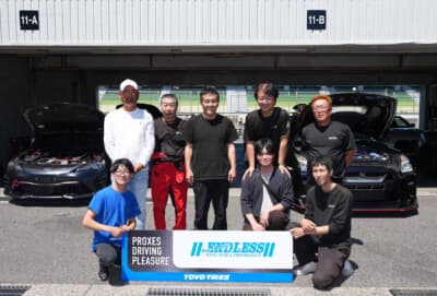 PROXES DRIVING PLEASURE:複数で参加しているショップには自らのピットが分かるように、スーパーGTのような看板が製作された。前日風が強かったため、取り外されたが、記念撮影用のボードとして活用するお店もあった