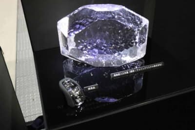 トヨタ クラウン:オートメッセ in 愛知での会場では高純度の人工水晶が展示されていた。その美しい輝きに見惚れる人も多かった