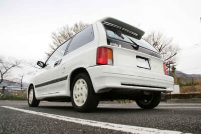 フォード フェスティバ 1.3S ホットエクステリア:大型スポイラーがスポーティさを強調
