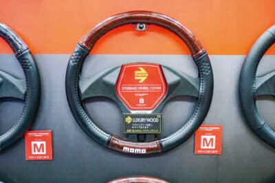 MOMO ステアリングホイールカバー：ウッド柄とレザーのコンビネーションが上質感を高める